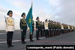Soldați aliniați pe aeroport la Astana, cu ocazia vizitei de stat a lui Vladimir Putin, președintele Rusiei, în Kazahstan, pe 27 mai 2026.