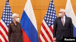 Глава делегации США Венди Шерман и глава делегации России Сергей Рябков на переговорах по безопасности в Женеве. Швейцария, 10 января 2021 года