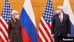Zamjenica američkog državnog sekretara, Vendi Šerman (L) i Sergej Rjabkov, zamjenik ruskog ministra spoljnih poslova, Ženeva, 10. januar 2022.