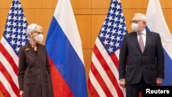 АКШнын мамлекеттик катчысынын орун басары Венди Шерман жана Орусиянын тышкы иштер министри Сергей Рябков. Женева, 2022-жылдын 10-январы.