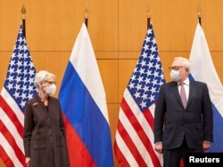 Очільниця делегації США Венді Шерман і голова делегації Росії Сергій Рябков на безпекових переговорах у Женеві. Швейцарія, 10 січня 2021 року
