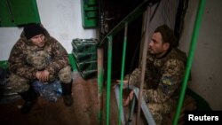 Militari ucraineni se adăpostesc într-o clădire din Bahmut. Imagine din 3 martie 2023. 