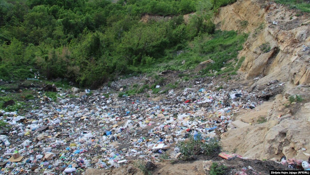 Një deponi e egër në afërsi të Shkupit.