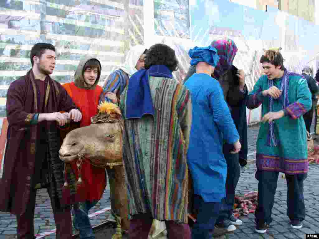 ალილოს საზეიმო მსვლელობა თბილისის ქუჩებში - 7 იანვარს თბილისში, ვარდების მოედნიდან დაიწყო ალილოს საზეიმო მსვლელობა. თეატრალიზებულ მსვლელობას წინ მიუძღოდნენ ანგელოზებად გამოწყობილი პატარები. ალილოში, რომელიც სამების საკათედრო ტაძართან დასრულდა, რამდენიმე ასეულმა ადამიანმა მიიღო მონაწილეობა. შეგროვდა შესაწირი, რომელიც მოგვიანებით ბავშვთა სახლებსა და უმწეოთა თავშესაფრებში გადანაწილდება.