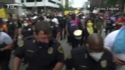 США: мирні протестувальники та поліція за справедливість і порозуміння – відео