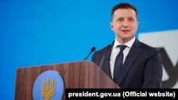 «Що стосується контингенту та техніки на кордонах України та Росії – ми зменшення там не фіксуємо. Збільшення також не фіксуємо. Дуже повільно відходять назад, але дуже-дуже повільно», – заявляє президент Володимир Зеленський