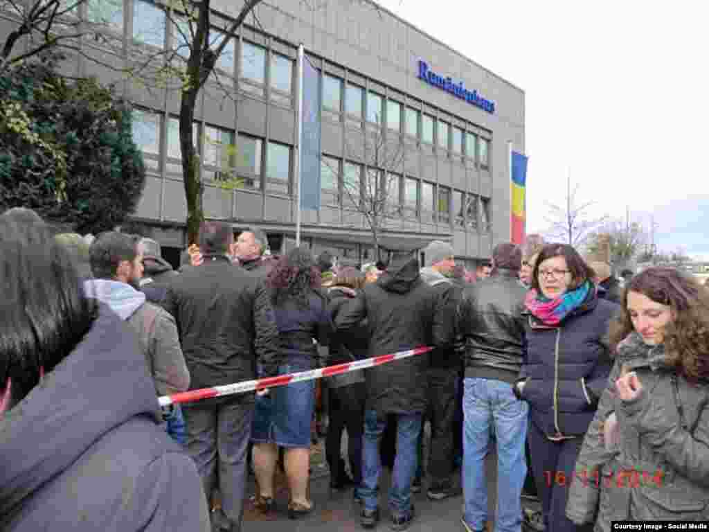 Romania/Germany - Romania elections, at Munich Romanian Consulate, Munich (Courtesy: Gertrud Dumitrescu)