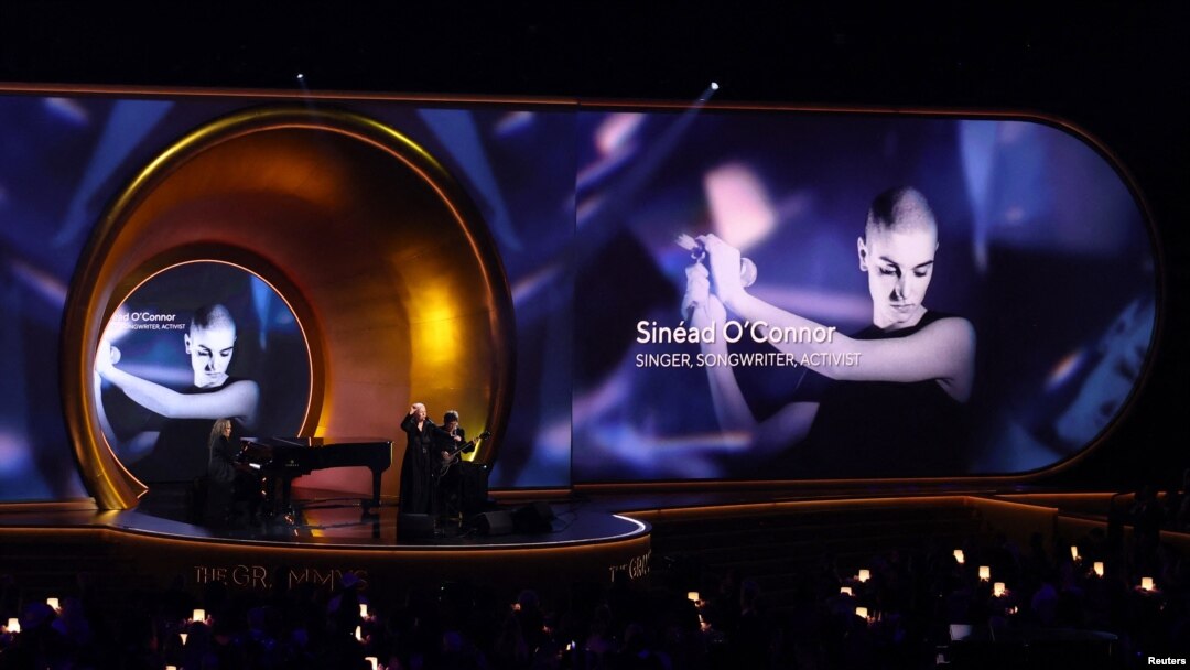Annie Lennox cântând pe scena celei de-a 66-a ediții a Premiilor Grammy, la Los Angeles, în februarie 2024, în cadrul unui omagiu adus lui Sinead O’Connor. 