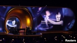 Annie Lennox cântând pe scena celei de-a 66-a ediții a Premiilor Grammy, la Los Angeles, în februarie 2024, în cadrul unui omagiu adus lui Sinead O’Connor. 