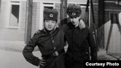 Аскар Тайманов (слева) во время службы в армии участвовал в ликвидации последствий аварии на Чернобыльской АЭС. 1986 год