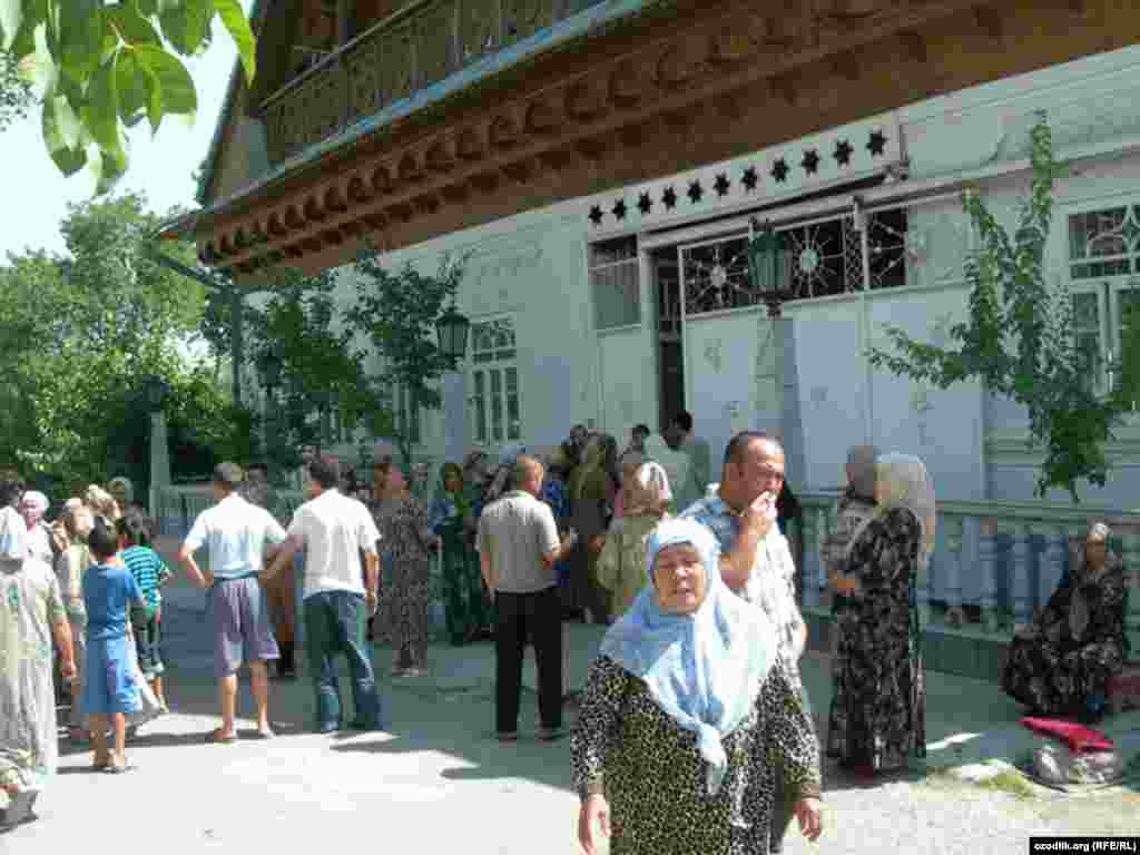 Ўшлик Ҳикматулло ҳожининг уйида "зачистка" ўтказилмоқда.
