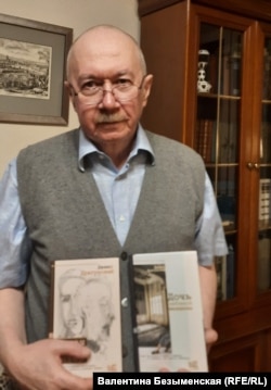 Денис Драгунский со своими книгами