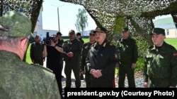 Аляксандар Лукашэнка ў ракетнай брыгадзе ў Асіповіцкім раёне падчас супольных з Расеяй ядзерных вучэньняў. 21 траўня 2026 году