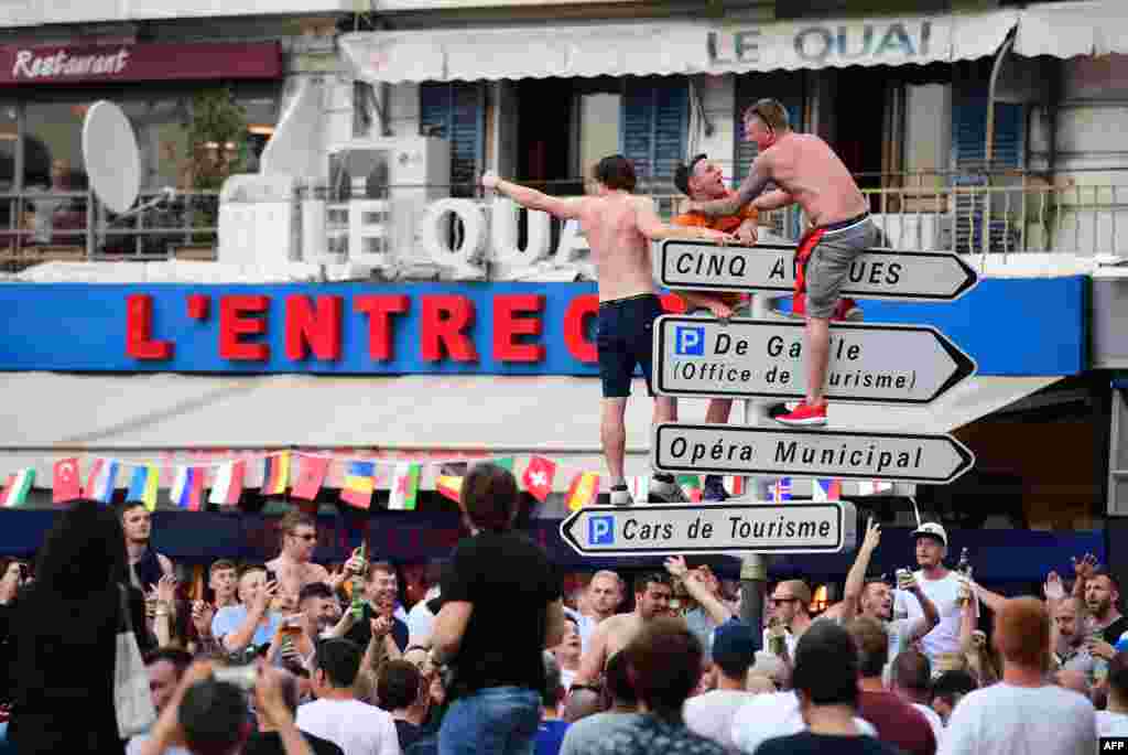 طرفداران تیم انگلیس با طرفداران تیم روسیه قبل از بازی این دو تیم درگیر شدند 