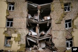 O clădire rezidențială puternic avariată de un bombardament rusesc în Bakhmut, sâmbătă, 28 mai 2022. Luptele au făcut ravagii în jurul orașelor Lîsceansk și Severodonețk, ultimele orașe importante aflate sub control ucrainean în regiunea Luhansk.