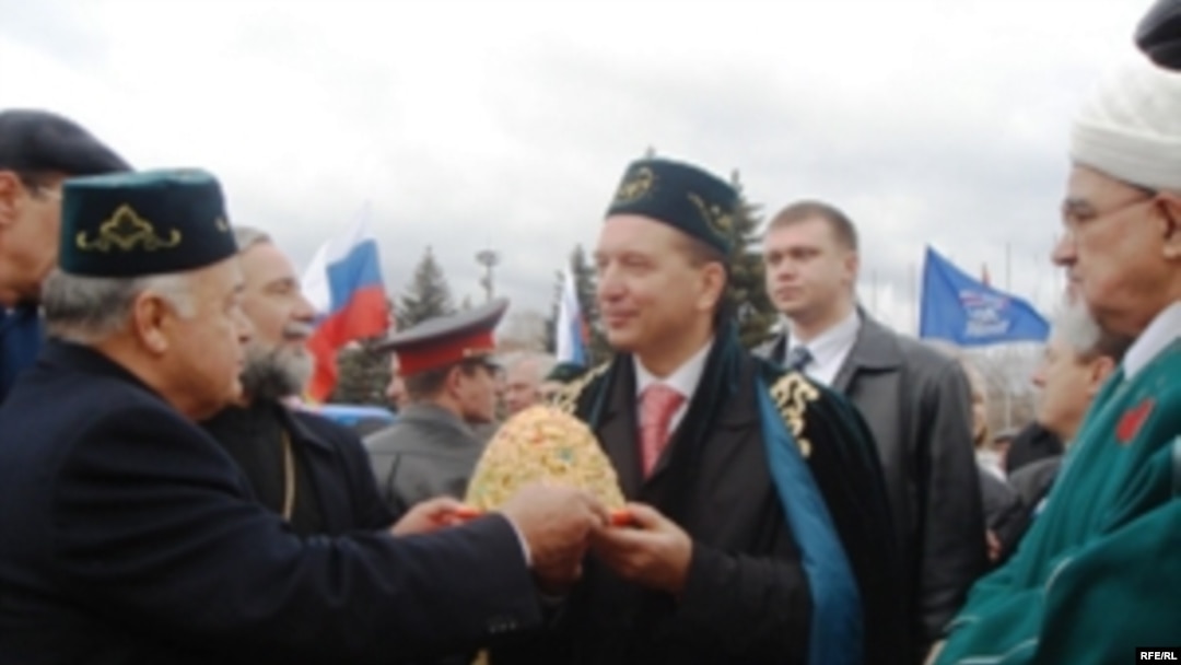 Владимир Артяков (в центре) подарки и комплименты принимает. Но не очень любит.