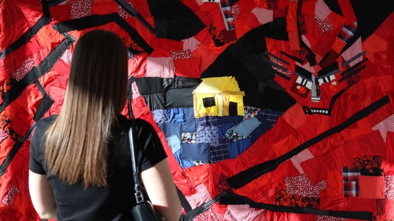 Зберегти Гуляйполе у клаптиках тканини. Як дизайнерка розповідає про зруйнований дім через мистецтво