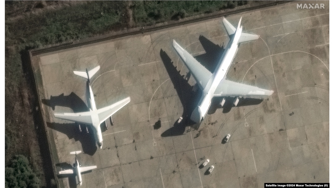 Avioanele de transport greu An-124 se pregătesc să încarce echipamente la baza aeriană Khmeimim pe 13 decembrie.