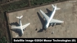 Тежък транспортен самолет Ан-124 се готви да бъде натоварен с оборудване във военновъздушната база Хмеймим в Сирия на 13 декември.