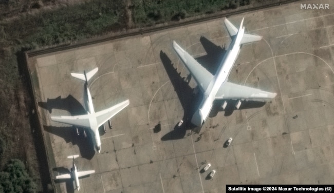 Një aeroplan i madh transportues duke u përgatitur për bartje mallrash nga baza ushtarake Hmeimim. Fotografi e 13 dhjetorit 2024.