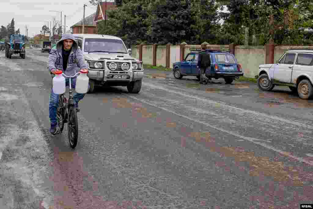 Bəzi Astara sakinləri velosipeddən nəqliyyat kimi həm həm də sərnişin daşımada istifadə edirlər.