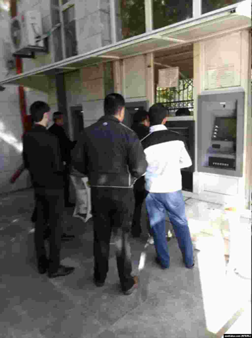 Aşgabatdaky bank terminalynyň öňündäki nobatlar.