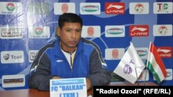 Türkmenistanyň “Balkan” futbol toparynyň baş treneri Amanmyrat Meredow metbugat konferensiýasynda, 9-njy maý.