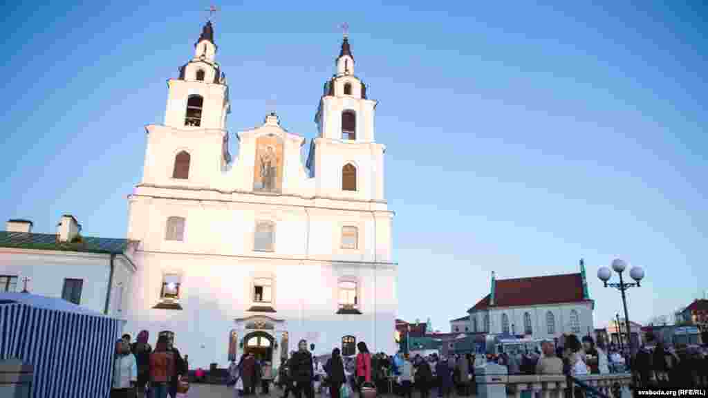 Belarus - Holy Saturday in Minsk churches, Consecration of Easter meals, 11Apr2015