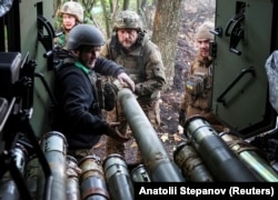 Військові 15-ї БрОП НГУ«Кара-Даг» 1-го корпусу НГУ «Азов» розвантажують боєприпаси для реактивної пускової установки «Град-П» («Партизан») на позиції поблизу Добропілля, 25 вересня 2026 року