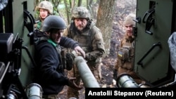 Українські військові розвантажують боєкомплект у районі Добропілля на Донеччині, вересень 2026 року