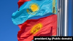 Флаги Казахстана и Кыргызстана