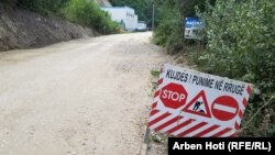 Oznaka radova na putu u blizini manastira Visoki Dečani