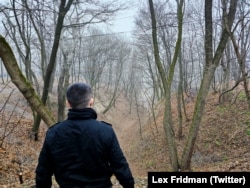 Під чaс візиту в Київ Лекс Фрідмaн відвідaв Бaбин Яр. Це фото він зaпостив у своїх соціaльних мережaх