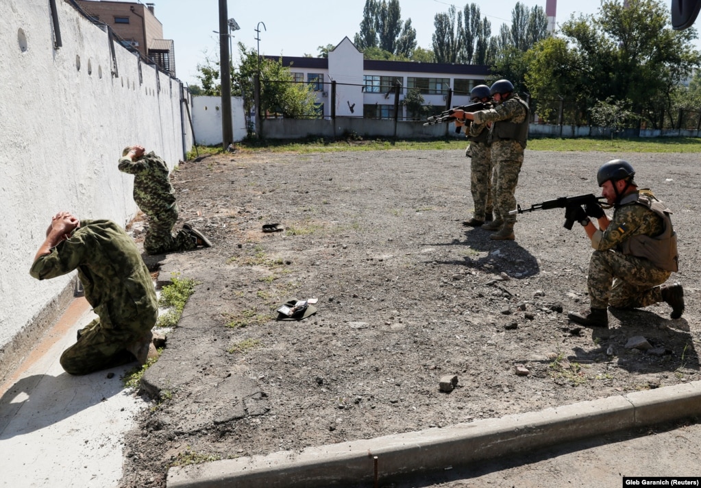 Soldiers with the Ukrainian Territorial Defense Forces trained with blank cartridges.