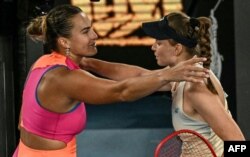 Рыбакина мен Соболенко финалдағы ойыннан кейін. 31 қаңтар 2026 жыл.