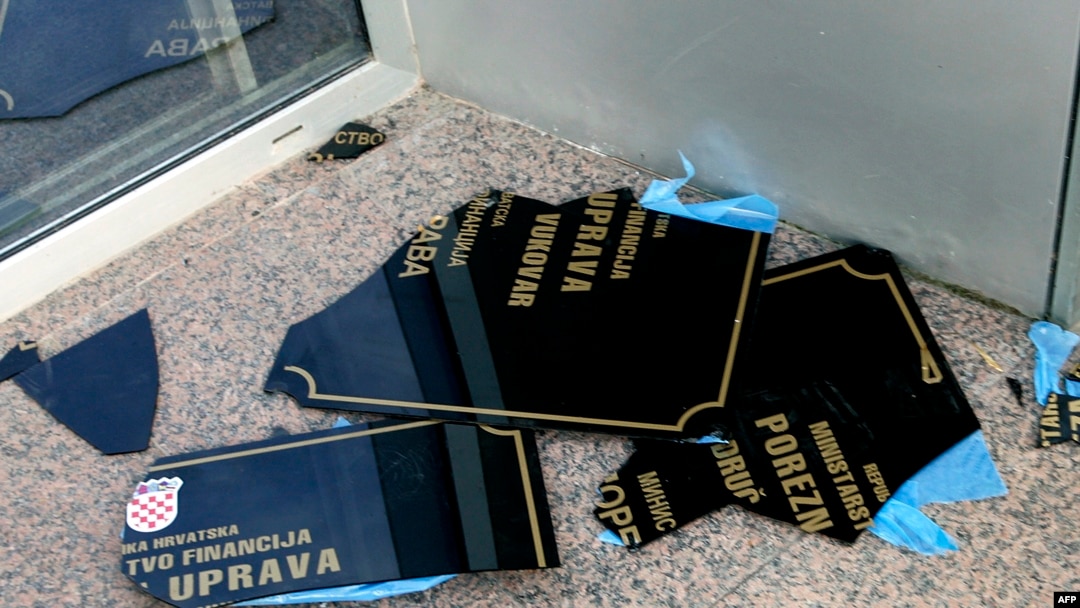 Dvojezične table u Vukovaru, arhivska snimka
