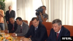 Republika Srpska Prime Minister Milorad Dodik (center) in Mostar with Bosnian Presidency member Nebojsa Radmanovic (right) on October 1.