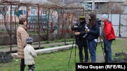 Elena Avaeva și fiica cea mică în timpul filmărilor pentru documentarul „Suflete și beton”