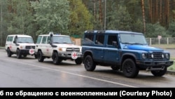 Машины Красного креста в районе обмена телами между Россией и Украиной, 15 мая 2026 года