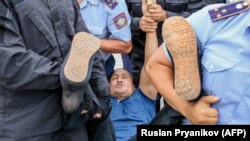 Задержание участников протестных акций. Алматы, 10 июня 2019 года.