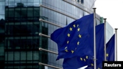 Flamuj të Bashkimit Evropian duke valëvitur pranë ndërtesës së Komisionit Evropian në Bruksel, Belgjikë. Fotografi nga arkivi.