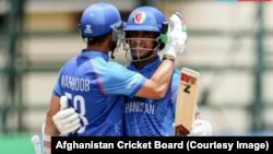 افغان توپوهونکي فيصل شينوزاده او محبوب خان د جنورۍ پر ۳۰مه د ايرلينډ خلاف لوبې پر مهال خوشحالي څرګندوي.