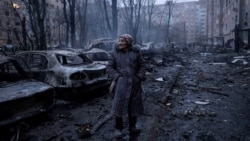 Жительница Краматорска Ирина смотрит на последствия одного из обстрелов города