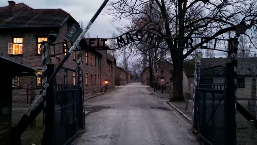 „Un loc care te bântuie": 80 de ani de la eliberarea infamului lagăr nazist de exterminare Auschwitz