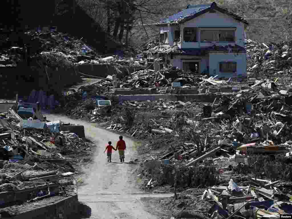Зруйноване землетрусом японське місто Міяко, префектура Івате, 5 квітня. Photo by Toru Hanai for REUTERS
