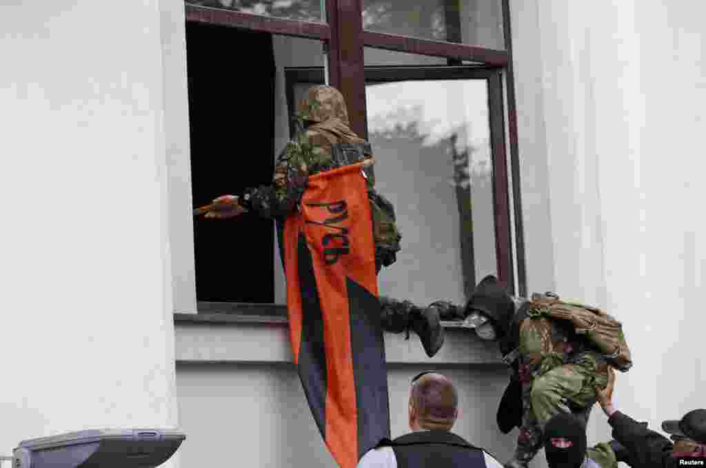 Сепаратисти беруть штурмом будівлю Луганської облдержадміністрації, 29 квітня 2014 року
