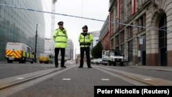 Полиция возле стадиона в Манчестере, где произошел взрыв, Великобритания, 24 мая 2017 год 
