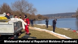 Salvatori din România, specialiști de la „Apele Române” și echipe din Moldova instalează echipamente pentru a extrage poluanții de pe Nistru, la Cureșnița, Soroca, 13 martie 2026