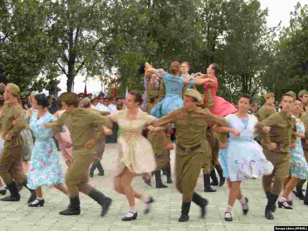 Танцы прошлых лет;