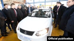 Armenia - Prime Minister Nikol Pashinian inspects a car assembled by an Armenian-Iranian joint venture in Vanadzor, December 22, 2018.